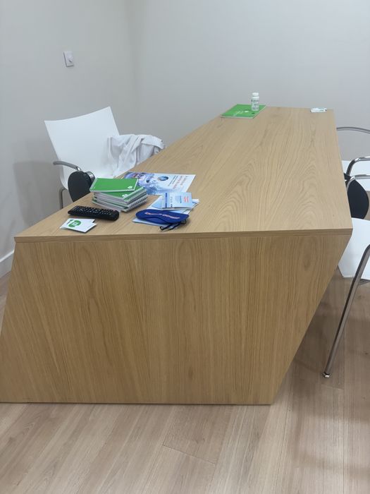 Secretaria em carvalho, marca Guialmi Origami, com 2257x1253mm.Tenho 3