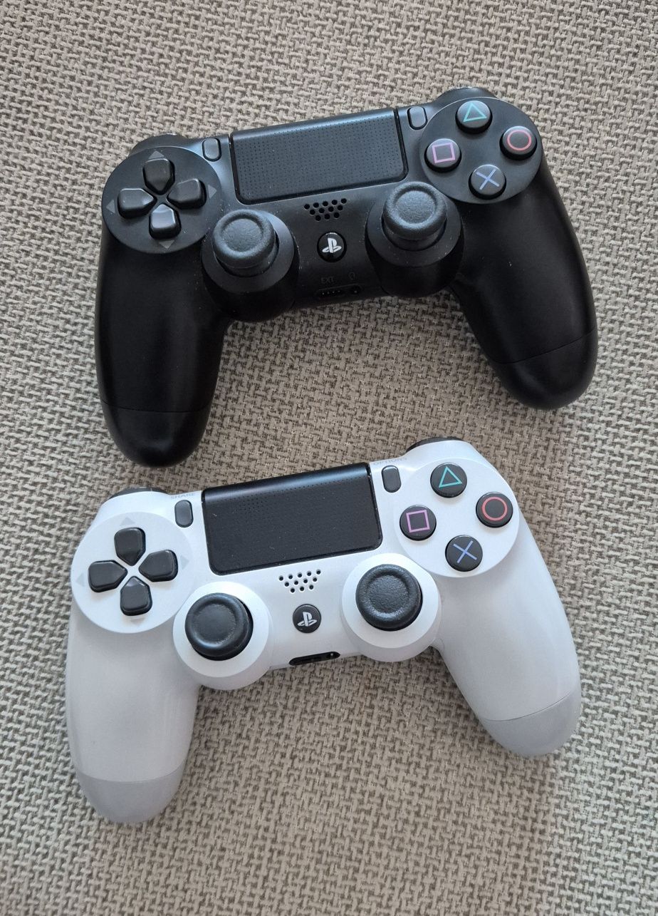 PS4 Slim 1TB + 2 comandos (Preto e Branco)