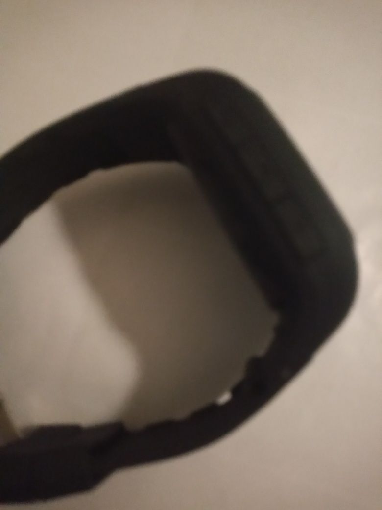 Smartwatch, zegarek z gniazdem SIM, aparatem i słuchawką bluetooth.