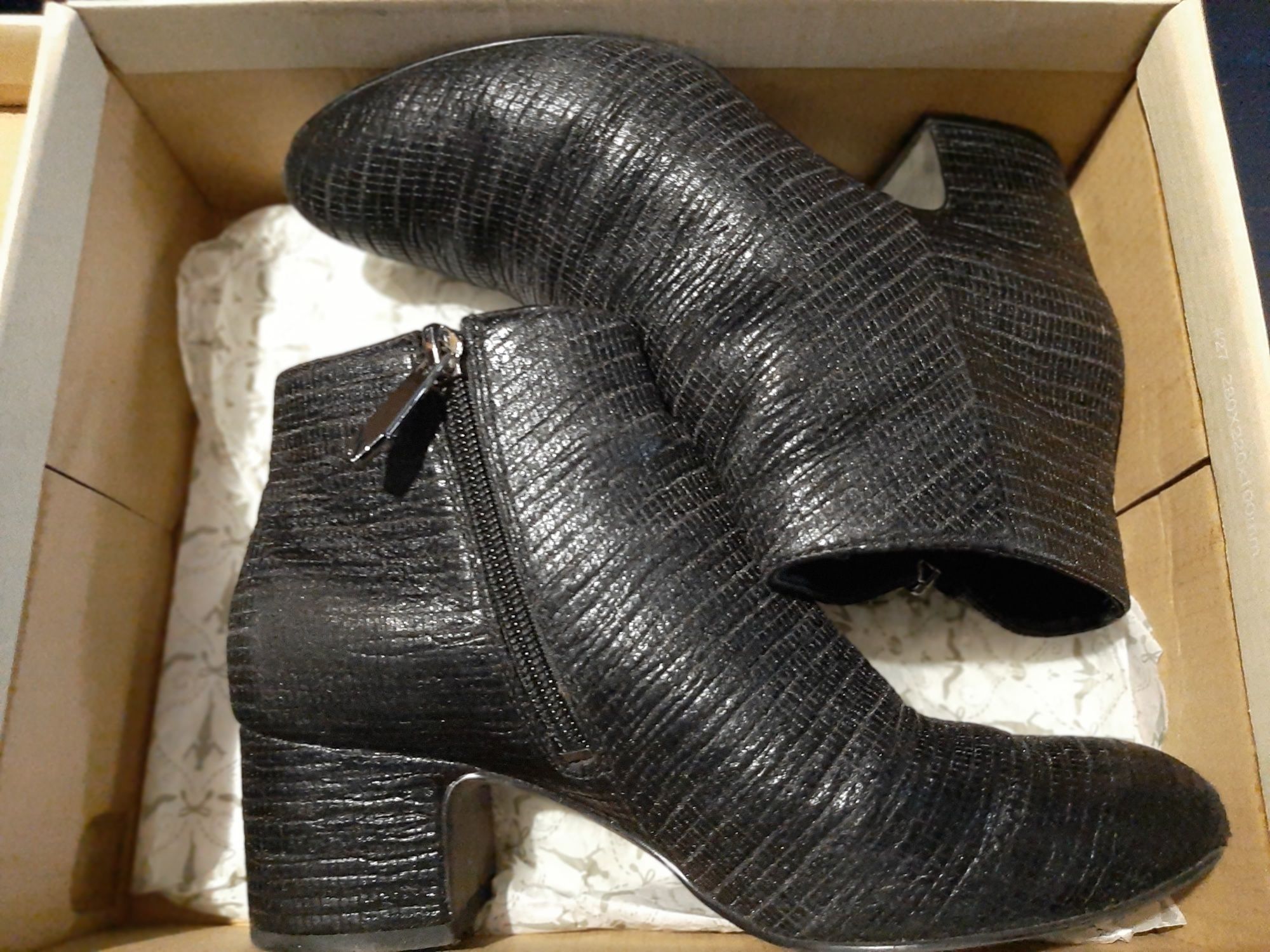 Взуття жіноче Clarks

Туфлі (116)Шльопанці і