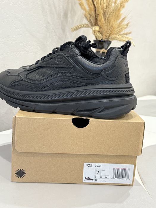 шкіряні кросівки оригінал від Ugg