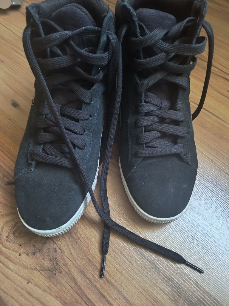 Buty puma na koturnie