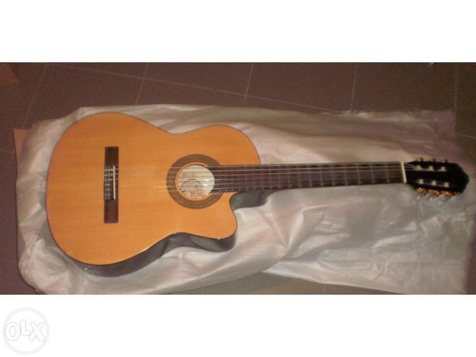 Guitarra eletroacústica cutaway castanha com equalizador