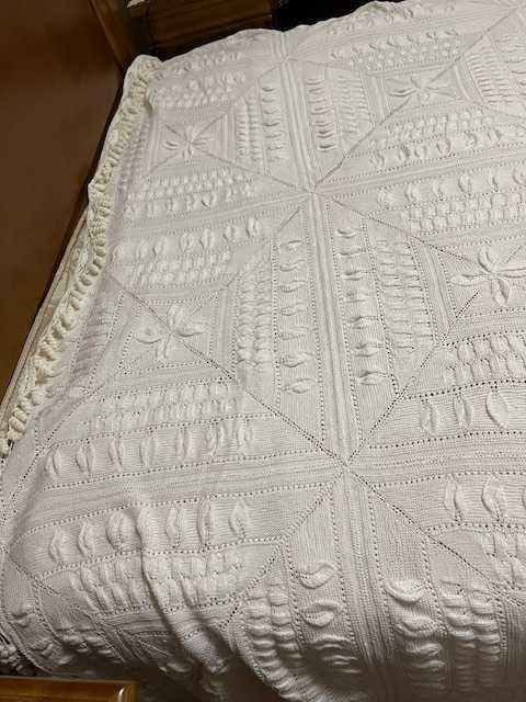 Colcha branca de renda em linha  cama de casal feita com duas agulhas