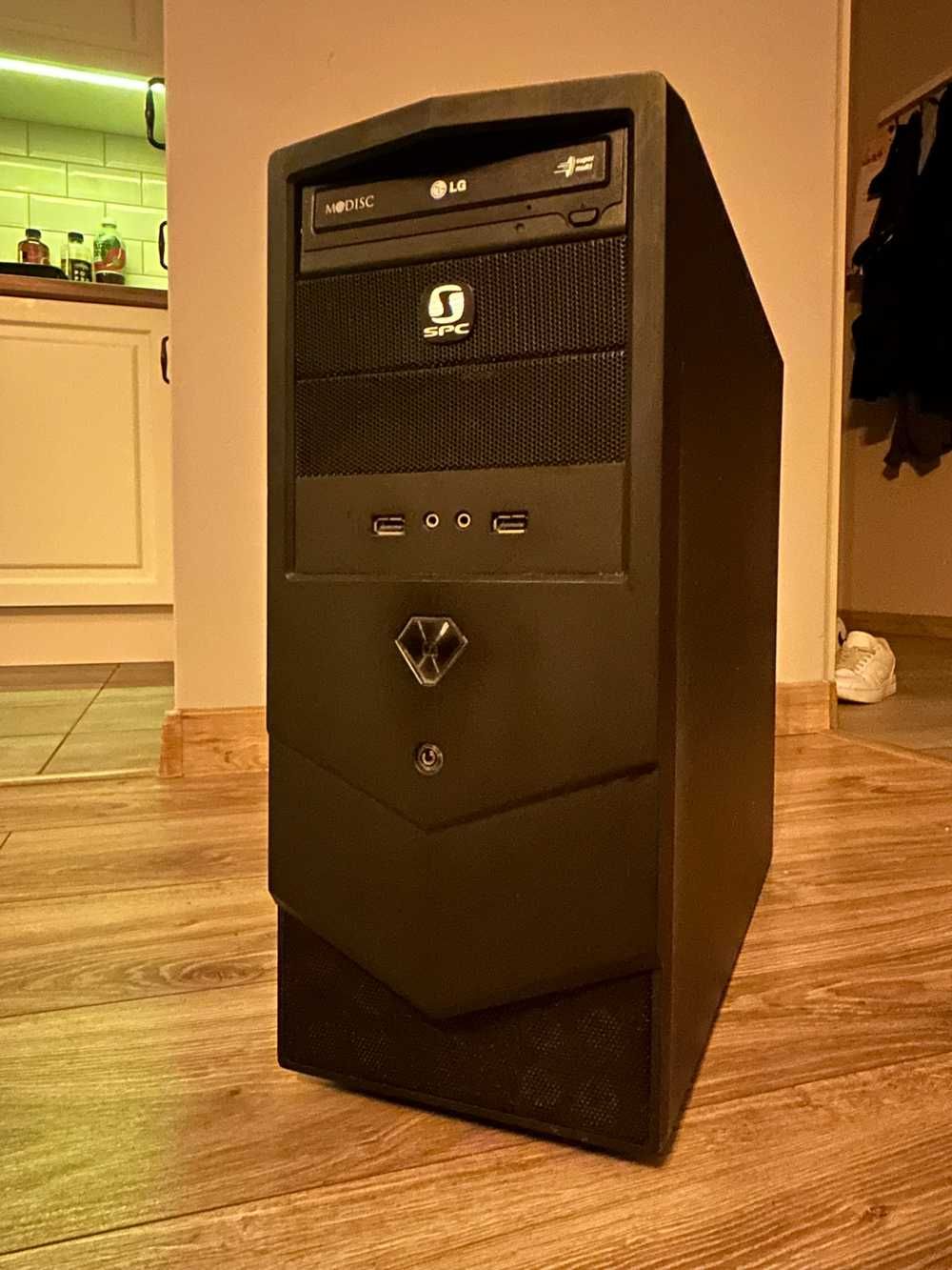 Komputer stacjonarny/b.dobre podzespoły  + monitor LG 24 cale LED