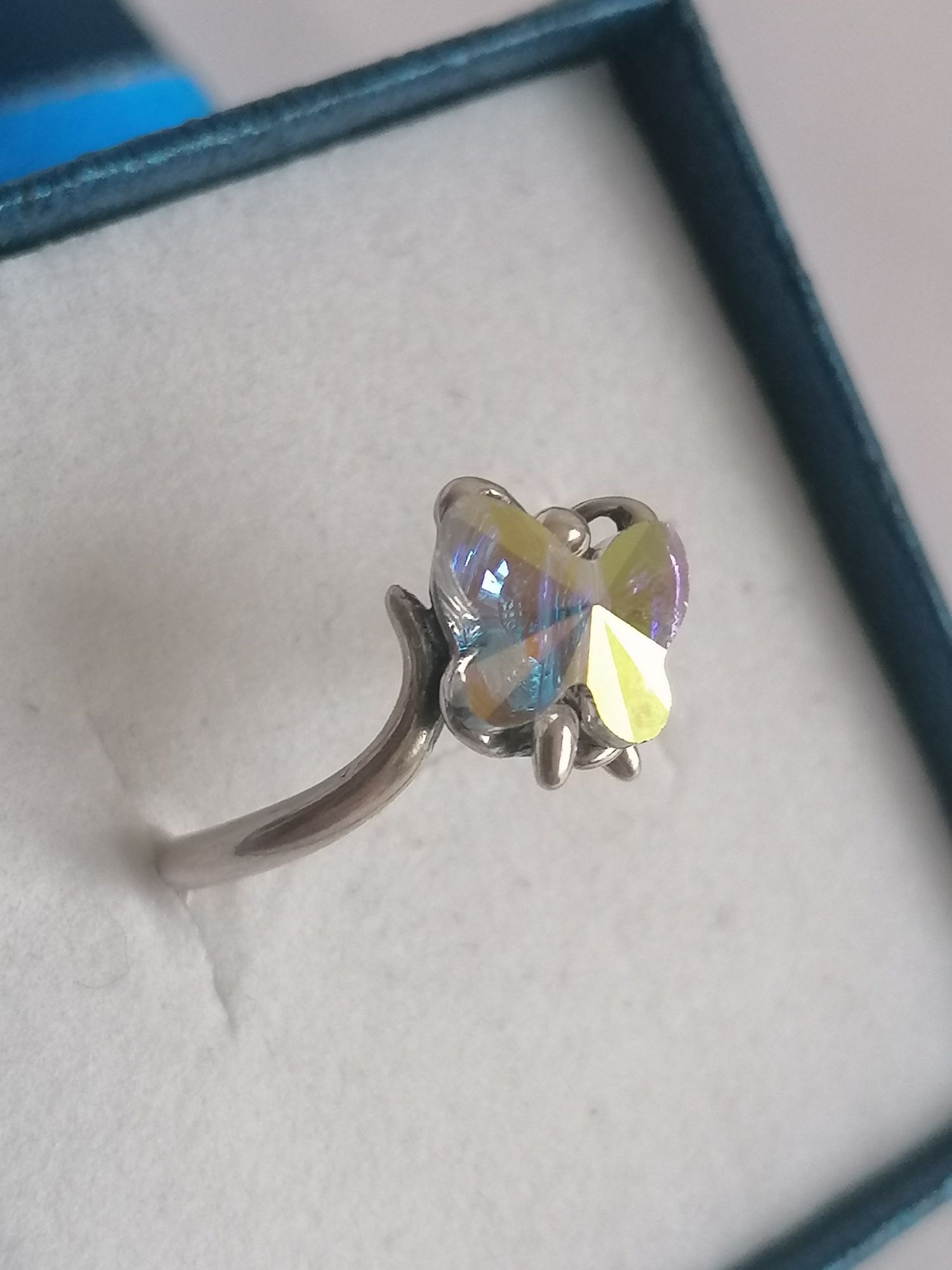 Srebrny pierścionek z tęczowym oczkiem w kształcie motyla