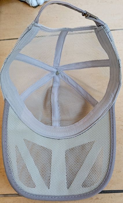 Czapka z daszkiem siatkowa.