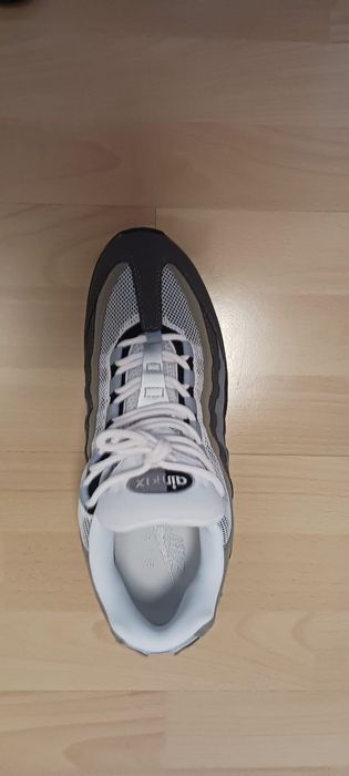 Nike Air Max 95 nas cores preto branco e cinzento