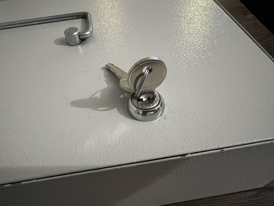 Metalowa kasetka na pieniądze