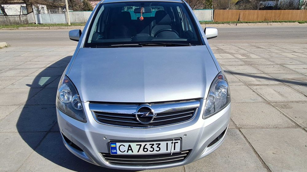 Opel Zafira B 2011 читайте опис