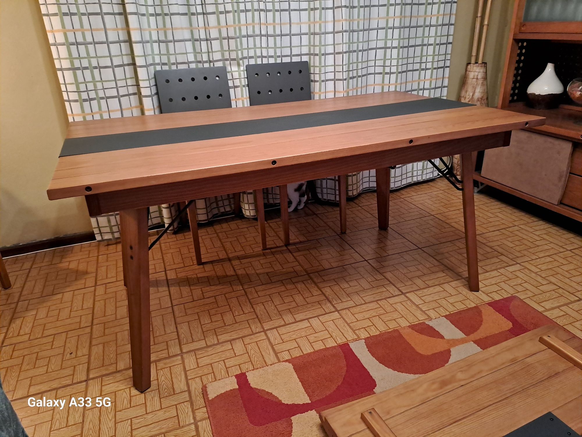 Mesa de jantar e cadeiras