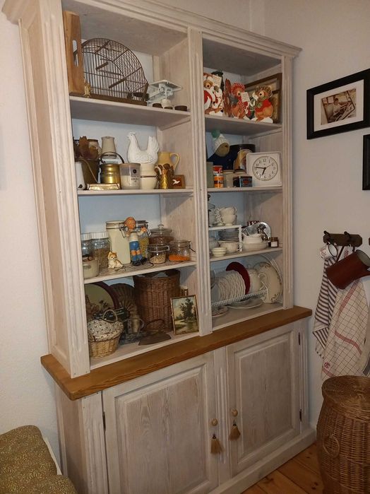 Biblioteczka w stylu prowansalskim