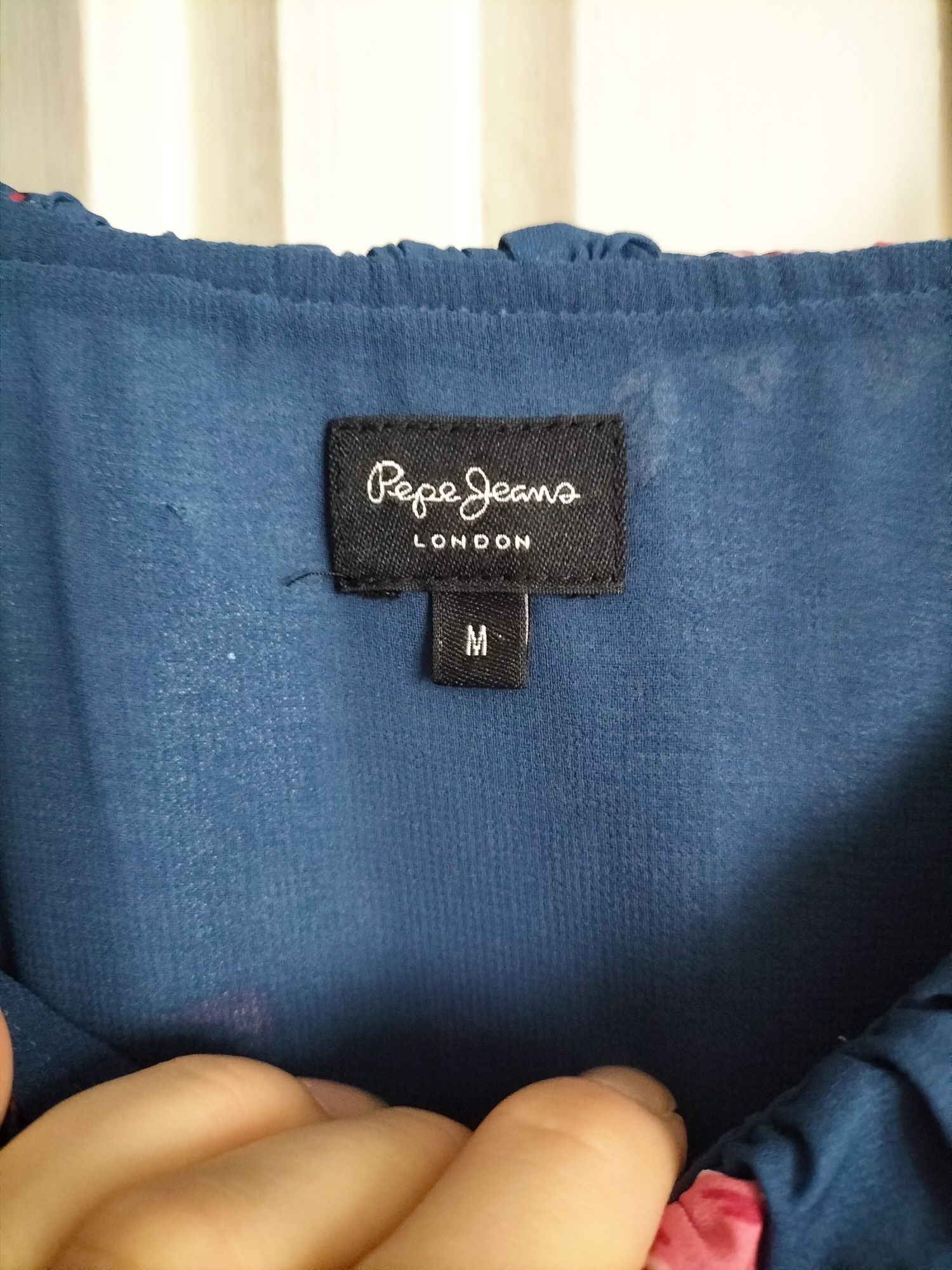 Piękna sukienka Pepe Jeans granatowa w kwiaty regulowane ramiączka