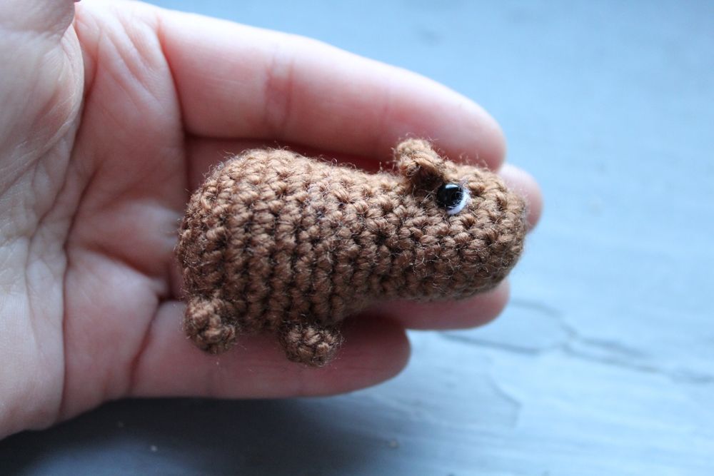 В'язані брелки серця жабка гусь капібаро