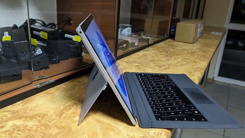 Surface Pro 5 LTE 4G model 1807 12.3" i5-7300U 8/256Gb Win 11