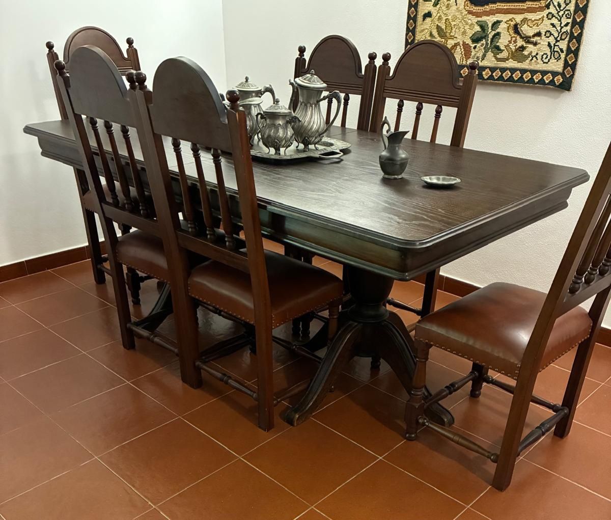 Mesa extensível + 8 cadeiras