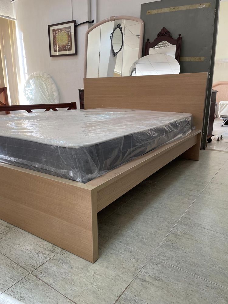 Cama de madeira c/ colchão