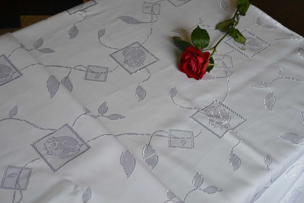 Obrus plamoodporny kremowy -haft