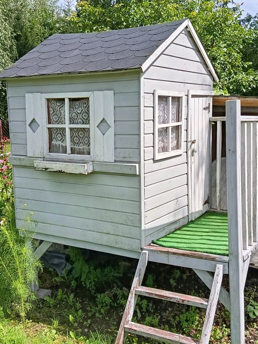 Drewniany domek ogrodowy dla dzieci