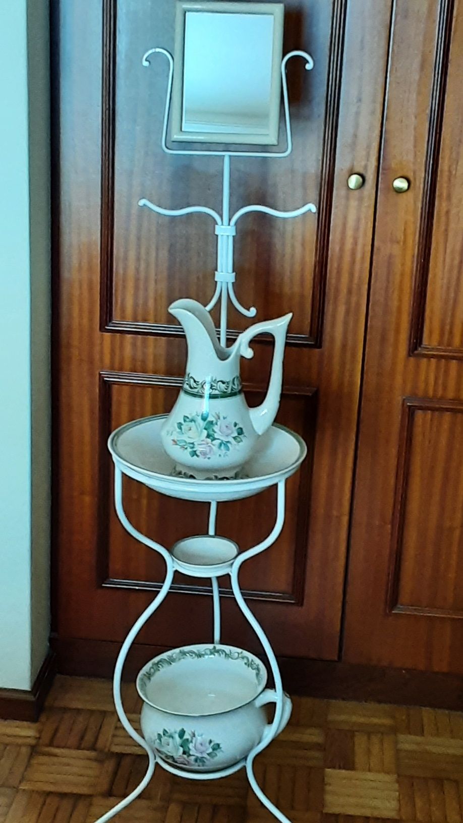 Lavatório vintage com louça de Alcobaça