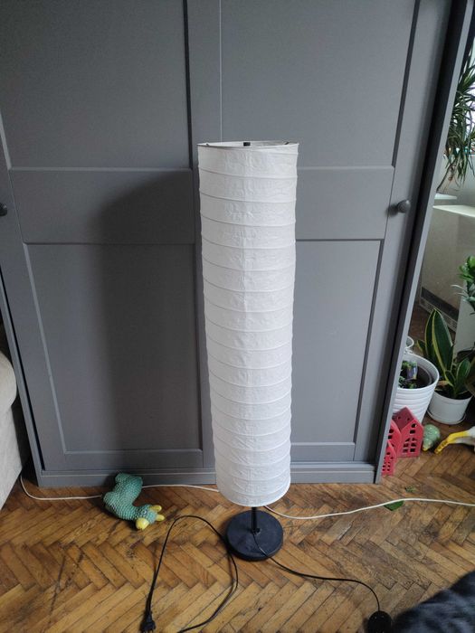 Lampa stojąca biała