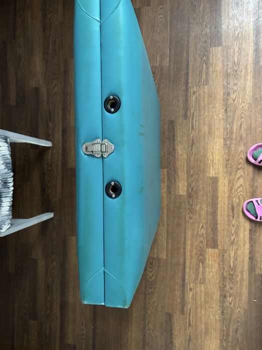 Складной массажный стол в хорошем состоянии.