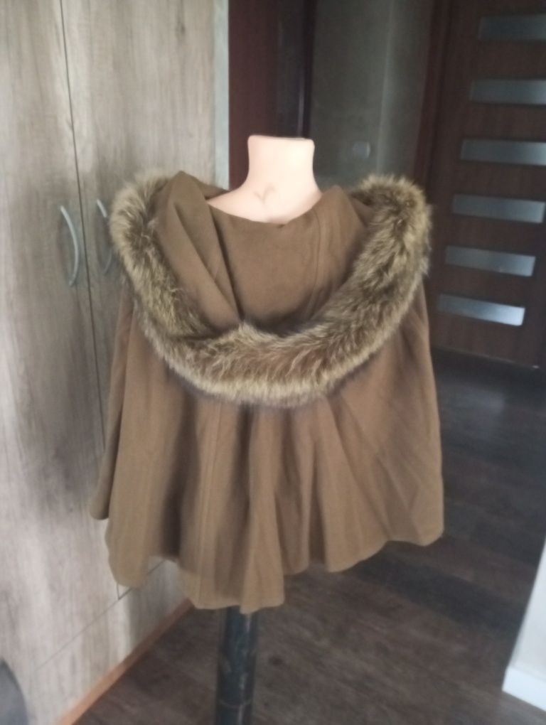 Peleryna z obszyciem futrzanym