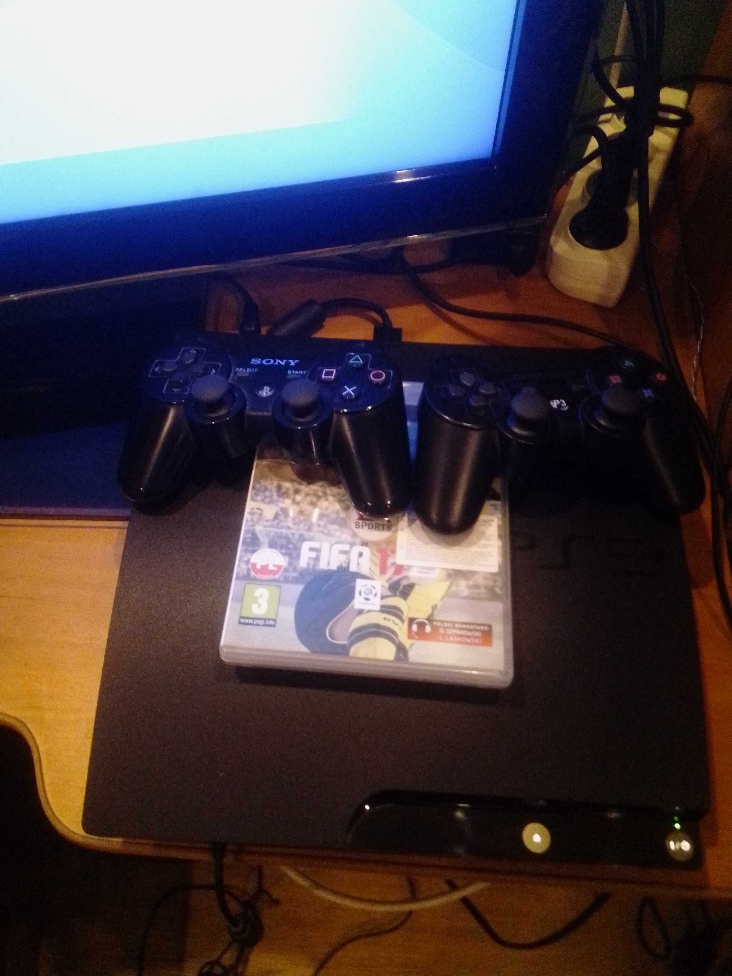 Konsola ps3 slim z 2 padami grą fifa i okblowaniem