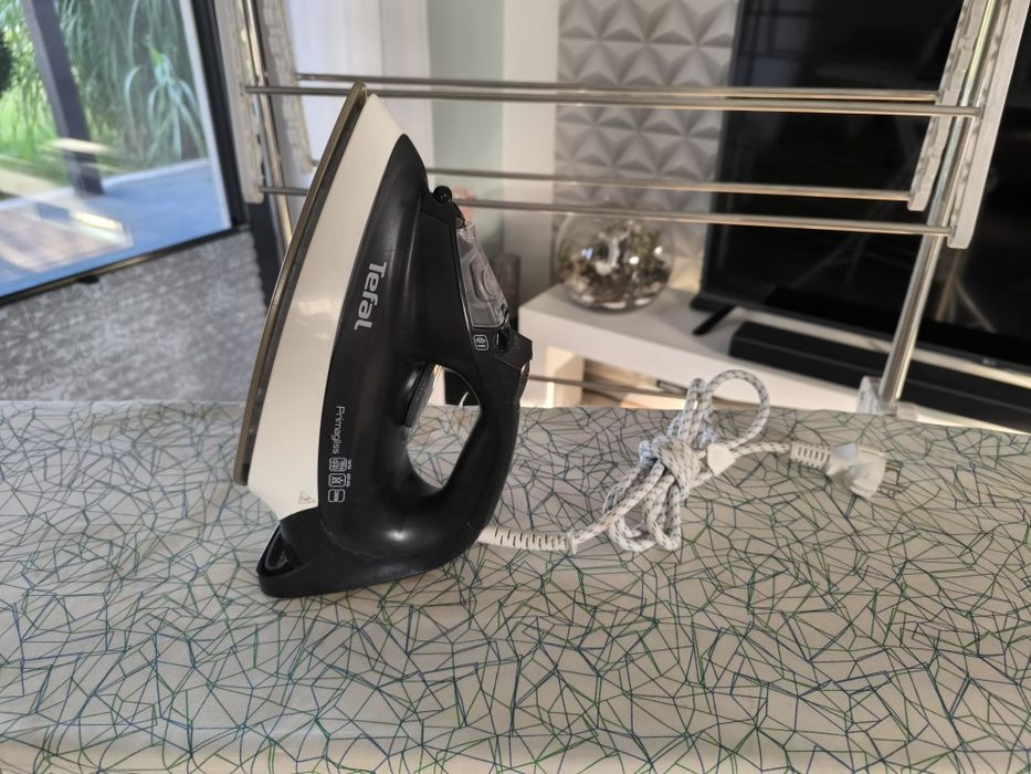 Sprzedam zestaw AGD – żelazko Tefal, deska do prasowania, suszarka.