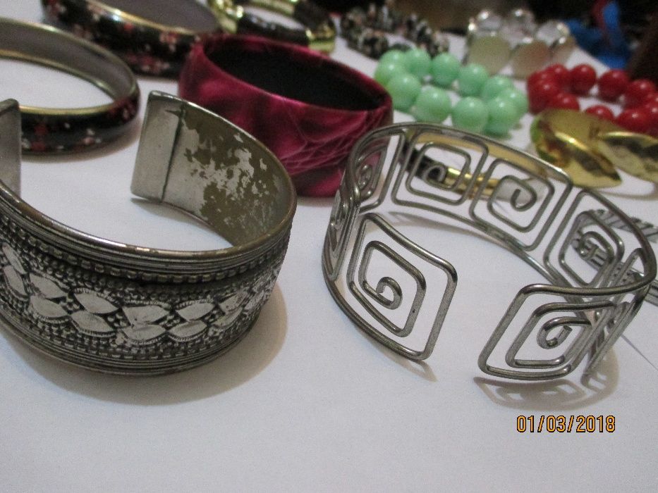 17 pulseiras antigas de vários modelos e de vários materiais