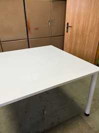 Średni  solidny stół kwadratowy biały