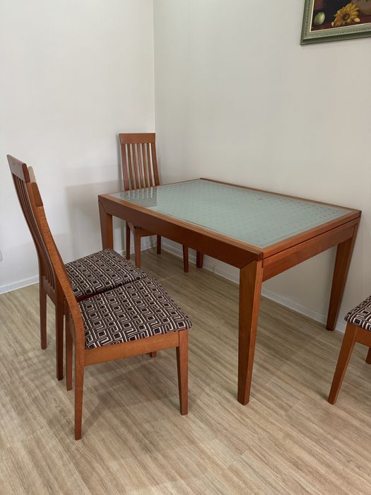 Обідній деревʼяний скляний стіл +стільці