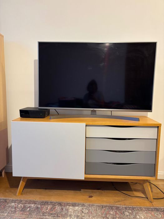 Szafka z jasnego drewna na nozkach szare fronty wymiary  127 x70 cm