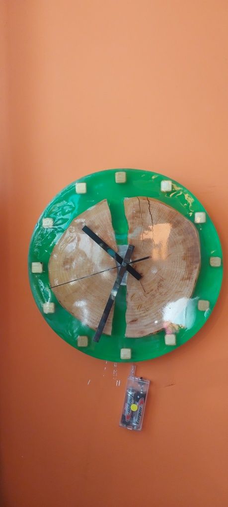 Zegar ścienny z żywicy podświetlany z cichym mechanizmem