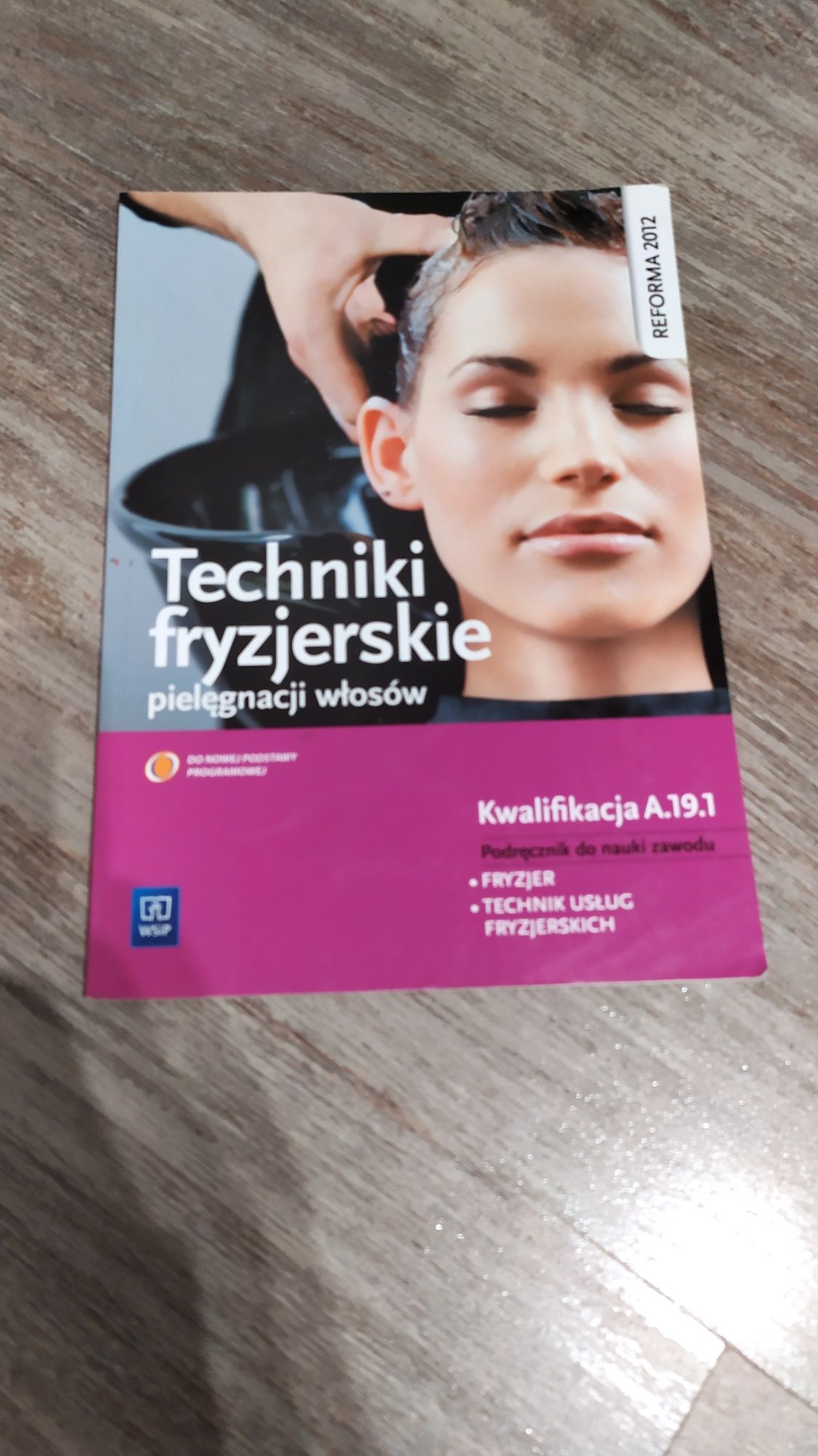 Książka Techniki Fryzjerskie pielęgnacja włosów.