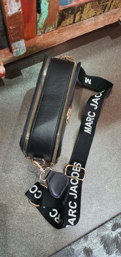 Marc Jacobs czarna torebka listonoszka kuferek szeroki pasek