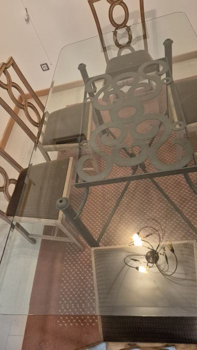 Mesa de jantar e seis cadeiras