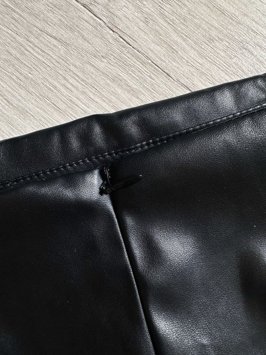 Сексуальная юбка из искусственной кожи асимметричными складками shein