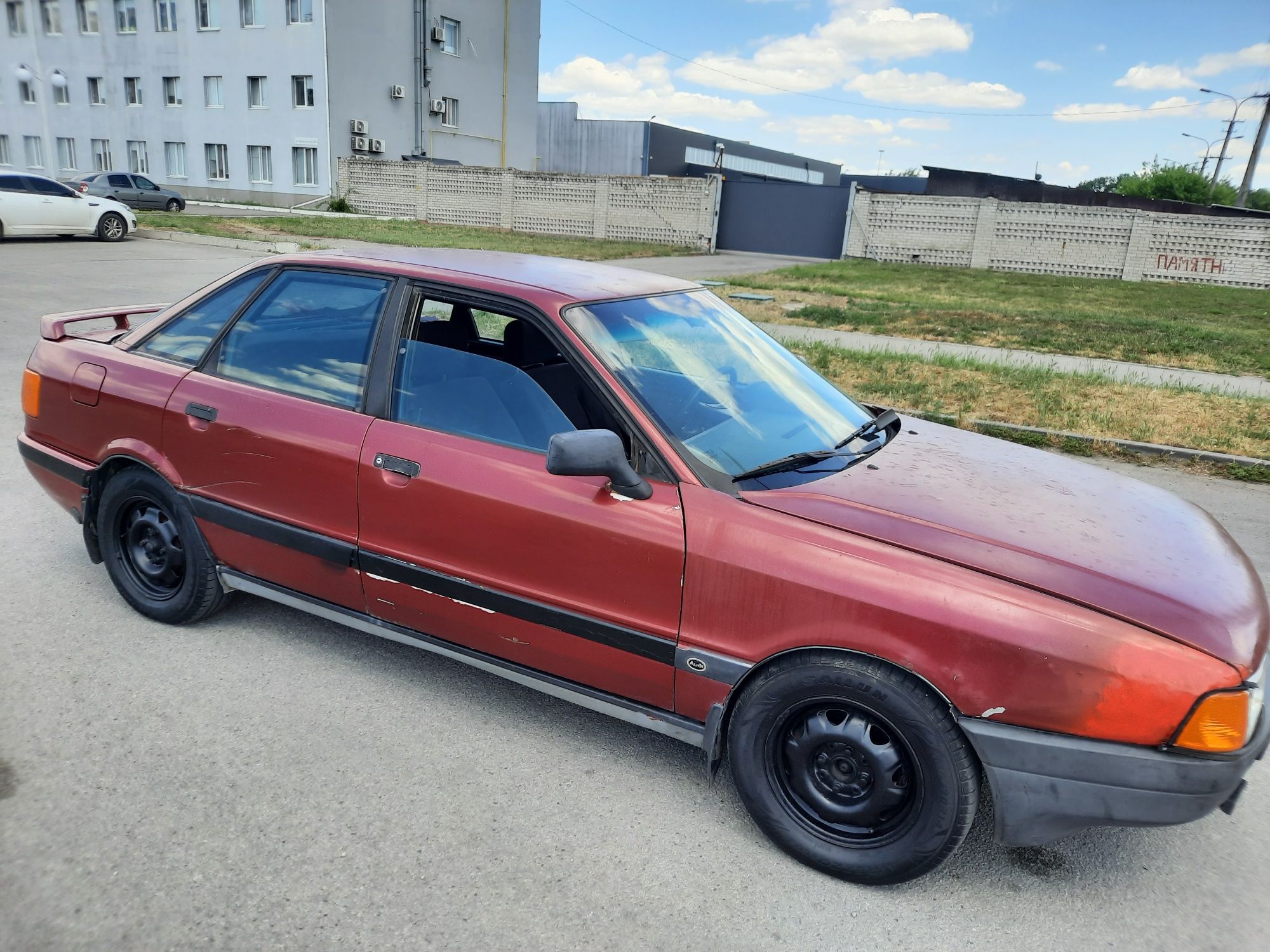 В продаже Ауди 80/1987 года. На газу , на полном ходу. Сел и поехал.