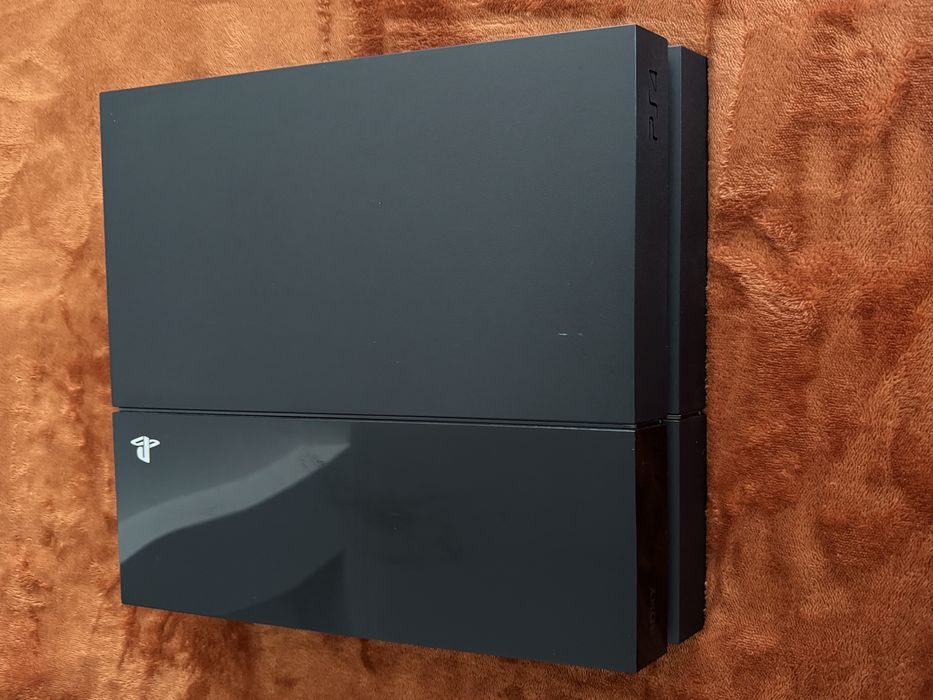 PlayStation 4 500GB + 2 comandos + 6 jogos + estação de carregamento
