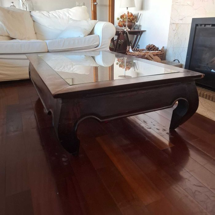 Mesa de centro em madeira com tampo de vidro em muito bom estado