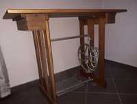Drewniany jasny stolik jesionowy od maszyny-antyk ,tanio.