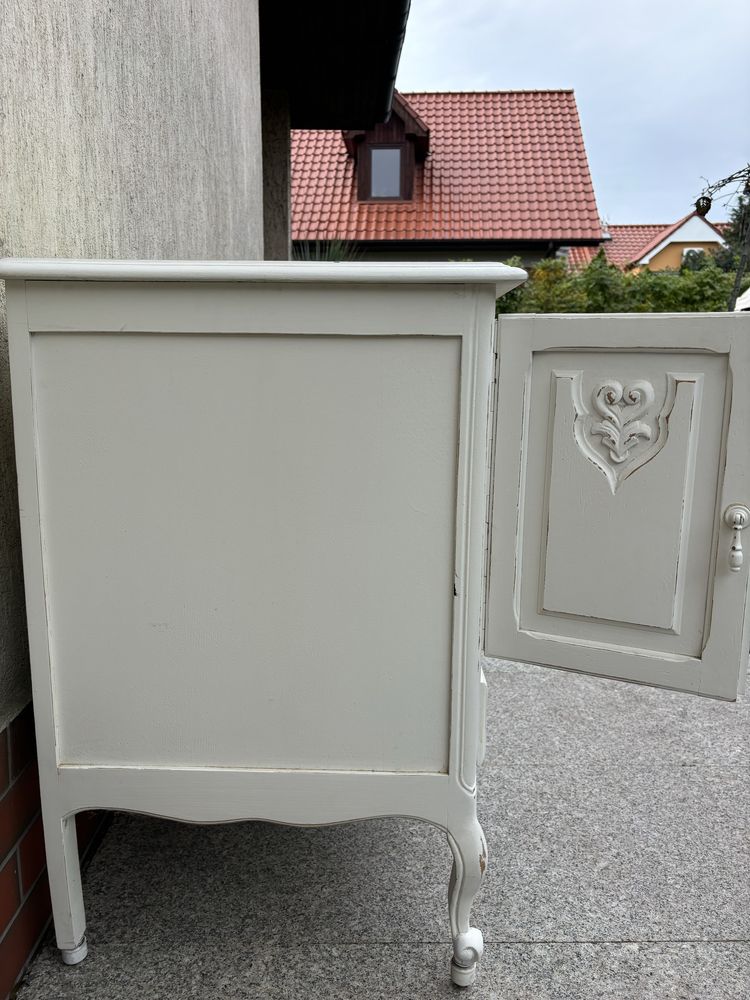 Biała szafka vintage
