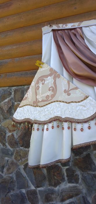 Штори з ламбрекеном у класичному стилі