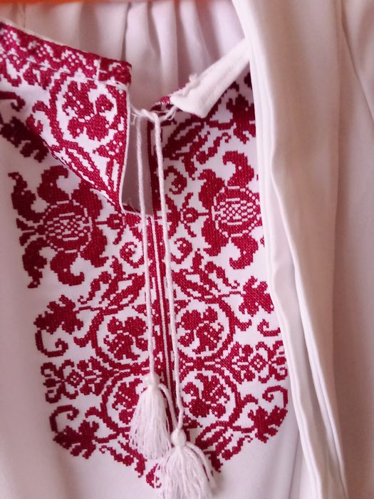 Вишита сукня для дівчаток 10-14 років,зріст 140-160 сантиметрів.