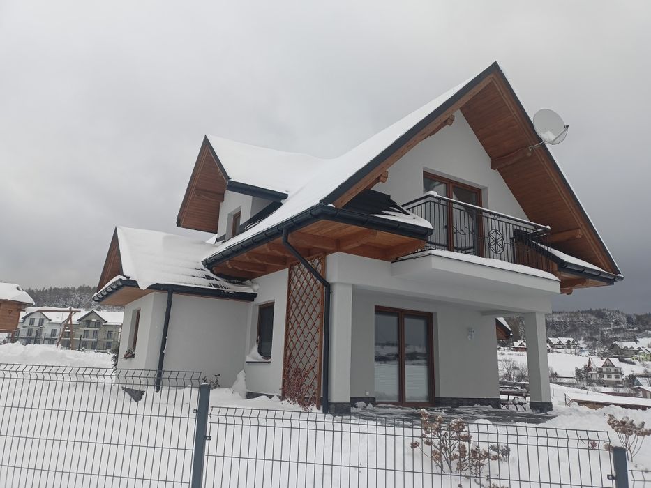 Domki u Seseta Kluszkowce na Podhalu z widokiem na Tatry i jezioro