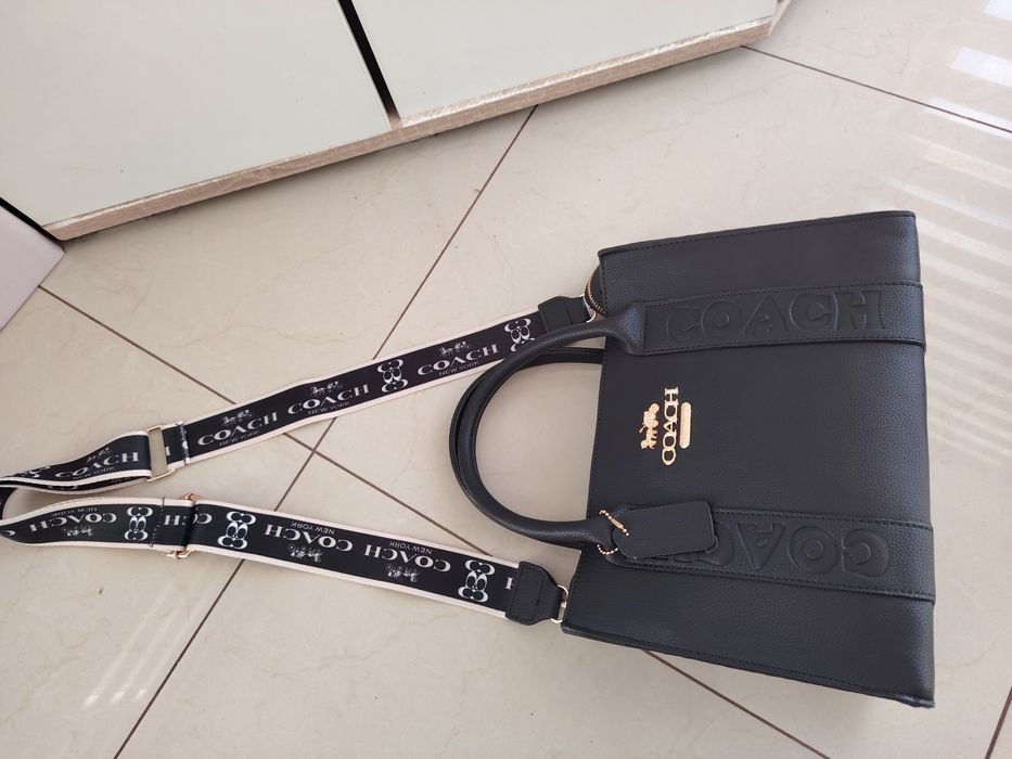 Czarny kuferek coach