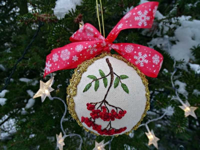 Ręczne haftowana duża Bombka 12cm z czerwoną jarzębiną - naturalna