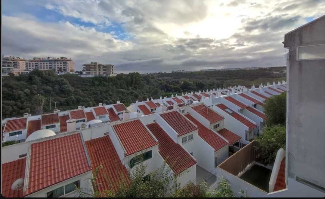 Alugo Vivenda V4 em Oeiras