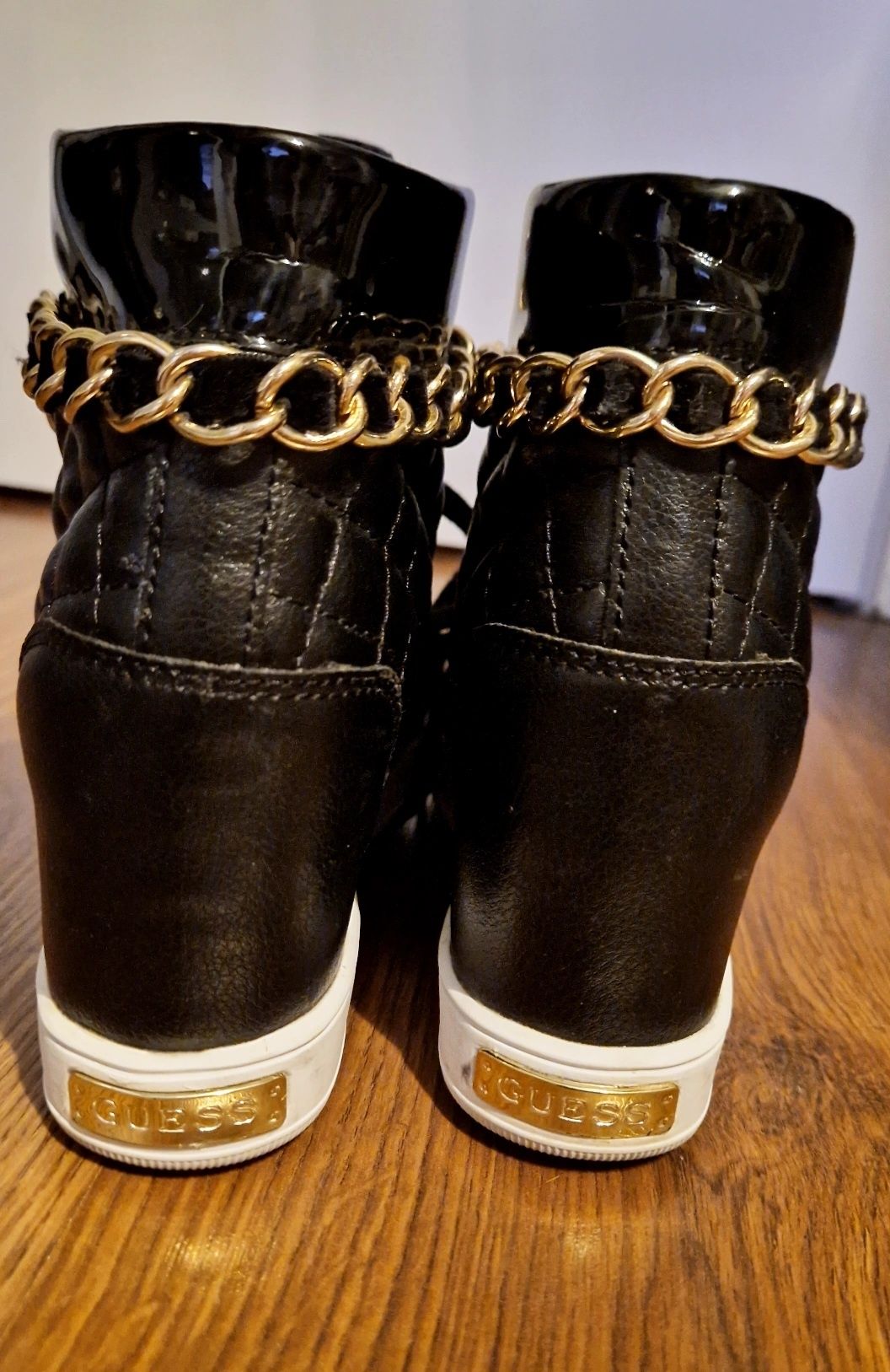GUESS botki sneakersy z łańcuszkami 39